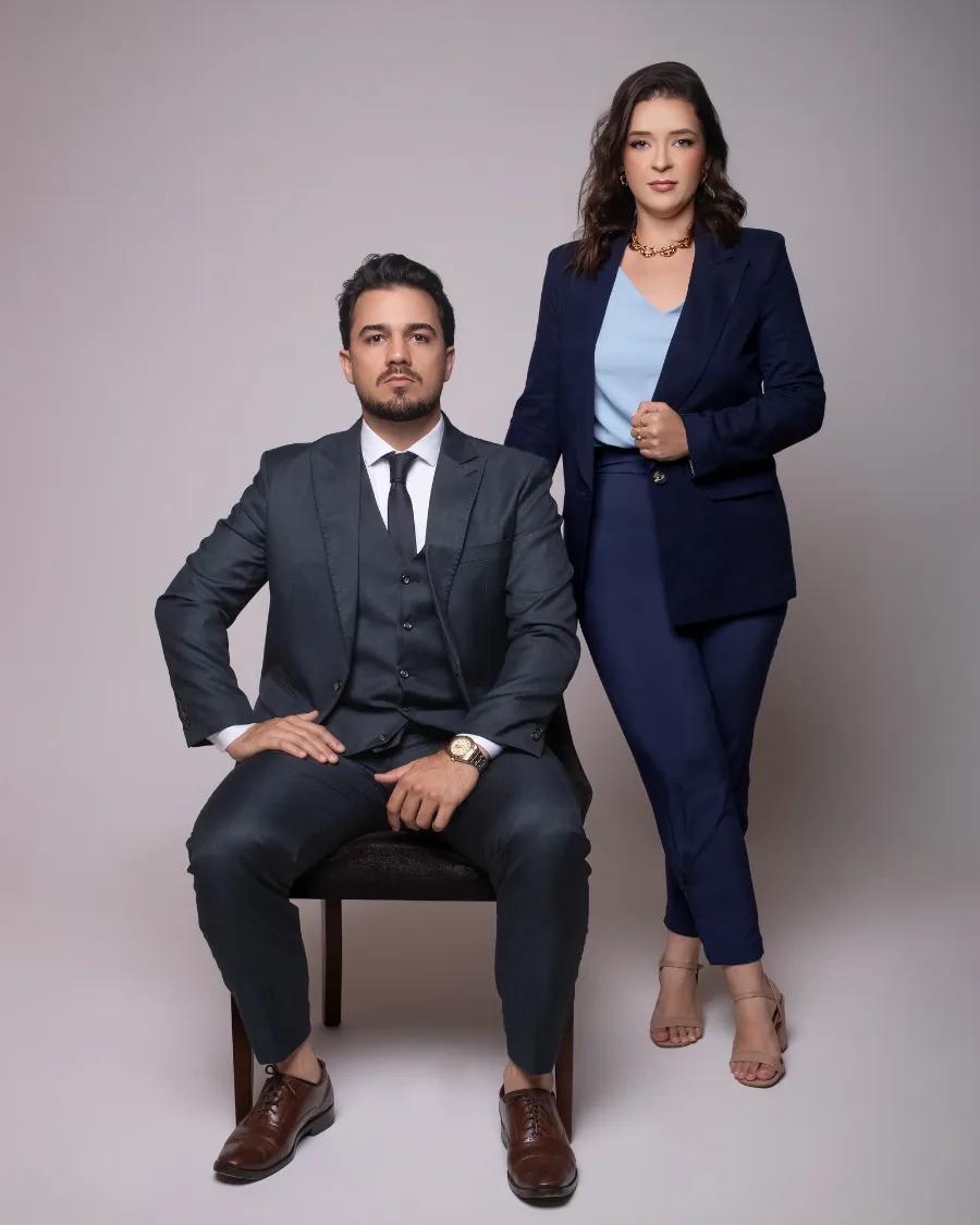 Mariana Gontijo Duarte e Gabriel Marçal da Costa no escritório Gontijo e Marçal Advocacia, em Divinópolis/MG